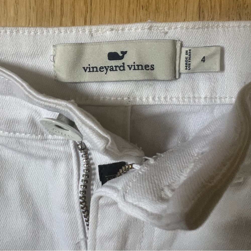 Like new Vineyard Vines white denim raw edge hemmed skirt.